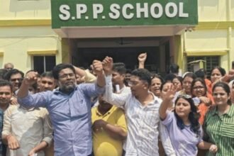 JPSC Exam 2026: बोकारो के परीक्षा केंद्र पर 32 प्रश्नपत्र नहीं पहुंचने पर अभ्यर्थियों का हंगामा, JPSC ने रद की 2 विषयों की परीक्षा