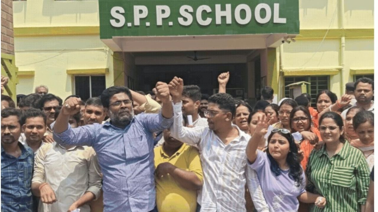JPSC Exam 2026: बोकारो के परीक्षा केंद्र पर 32 प्रश्नपत्र नहीं पहुंचने पर अभ्यर्थियों का हंगामा, JPSC ने रद की 2 विषयों की परीक्षा