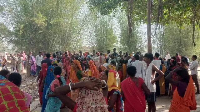 कोडरमा में हाथियों का आतंक, युवक को पटककर मार डाला, कई घरों को तोड़ा,ग्रामीणों ने किया विरोध प्रदर्शन