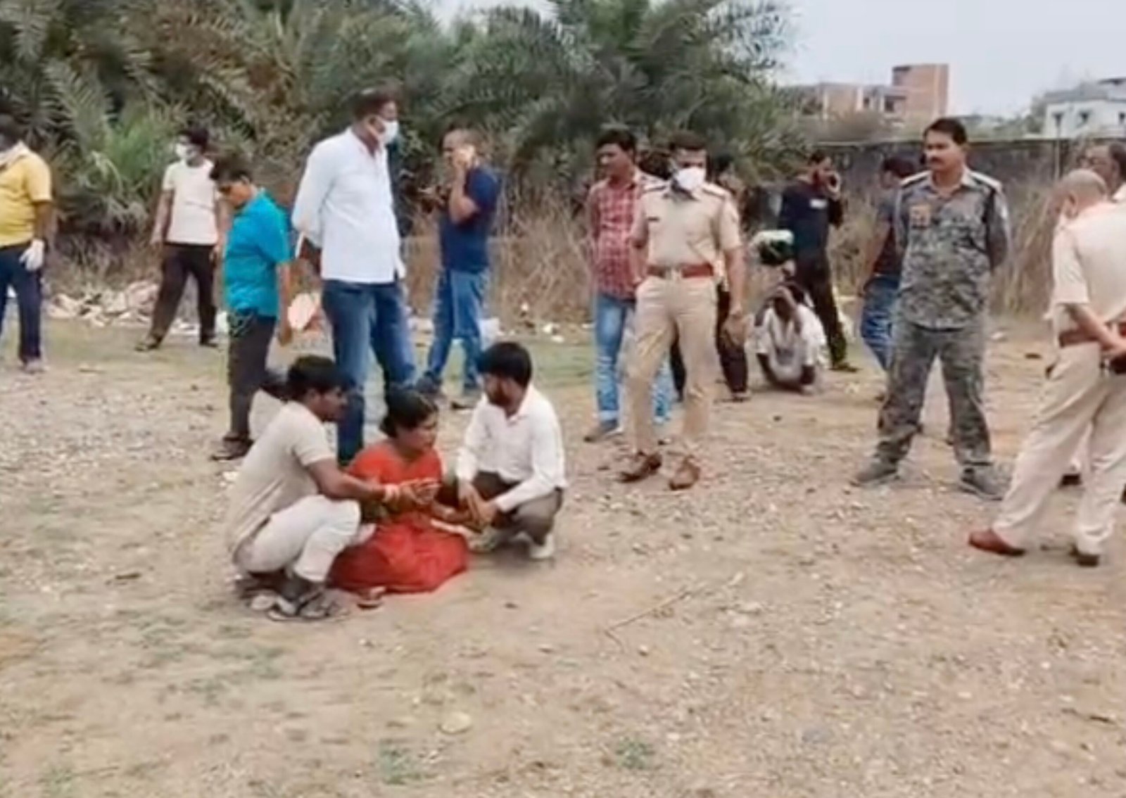 झुमरी तिलैया में गर्भवती पत्नी ने बेलन से मारा तो पति ने सिलबट्टे से कर दी उसकी हत्या, शव को प्लास्टिक बैग में डाल हुआ फरार 1 In Jhumri Tilaiya, when the pregnant wife hit him with a rolling pin, the husband killed her with a grinding stone, put the body in a plastic bag and fled.