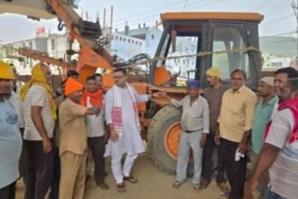 जमशेदपुर में धूल से परेशान लोगों ने इंजीनियर और JCB को रस्से से बांधा, मानगो NH-33 पर निर्माण कार्य रूकवाया