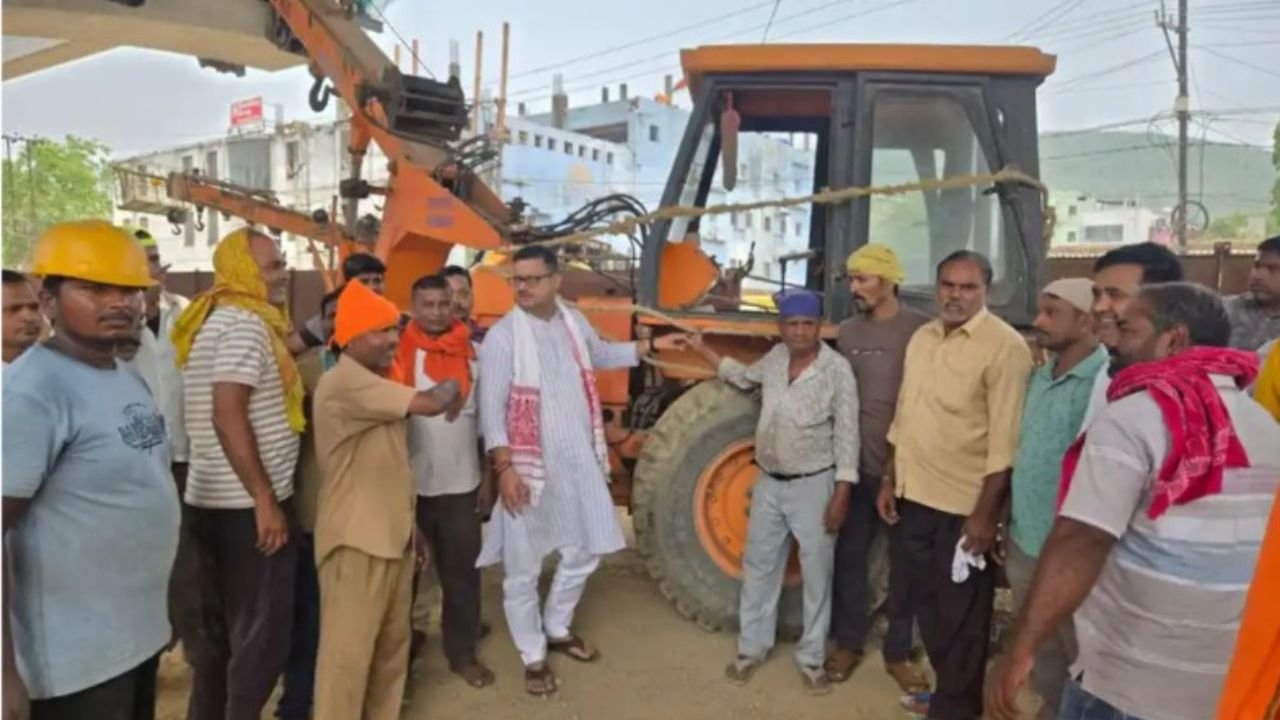 जमशेदपुर में धूल से परेशान लोगों ने इंजीनियर और JCB को रस्से से बांधा, मानगो NH-33 पर निर्माण कार्य रूकवाया