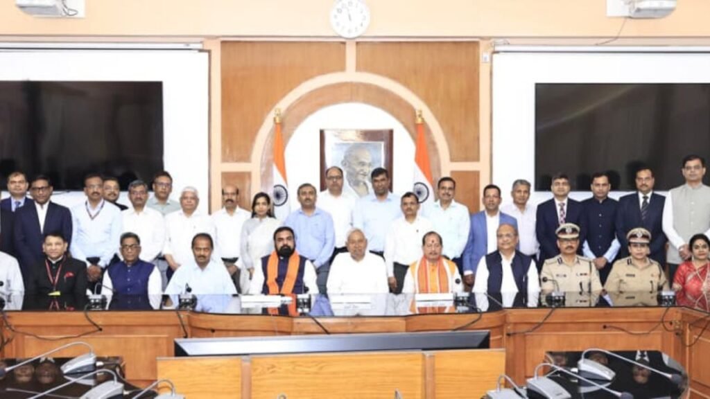 नीतीश कैबिनेट के अंतिम बैठक का हुआ फोटो सेशन, मीटिंग में रहा भावुक माहौल, थोड़ी देर बाद देंगे मुख्यमंत्री पद से इस्तीफा