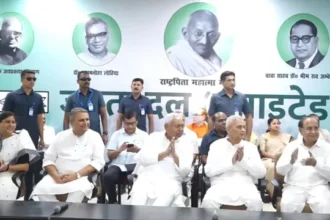 नीतीश कुमार मुख्यमंत्री पद छोड़ने के बाद पहली बार पहुंचे JDU ऑफिस, खुद पर बना गाना सुन बजाने लगे ताली