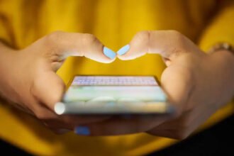 इंस्टाग्राम चलाने पर नानी ने डांटा, गढ़वा में युवती ने जहर खाकर दे दी जान