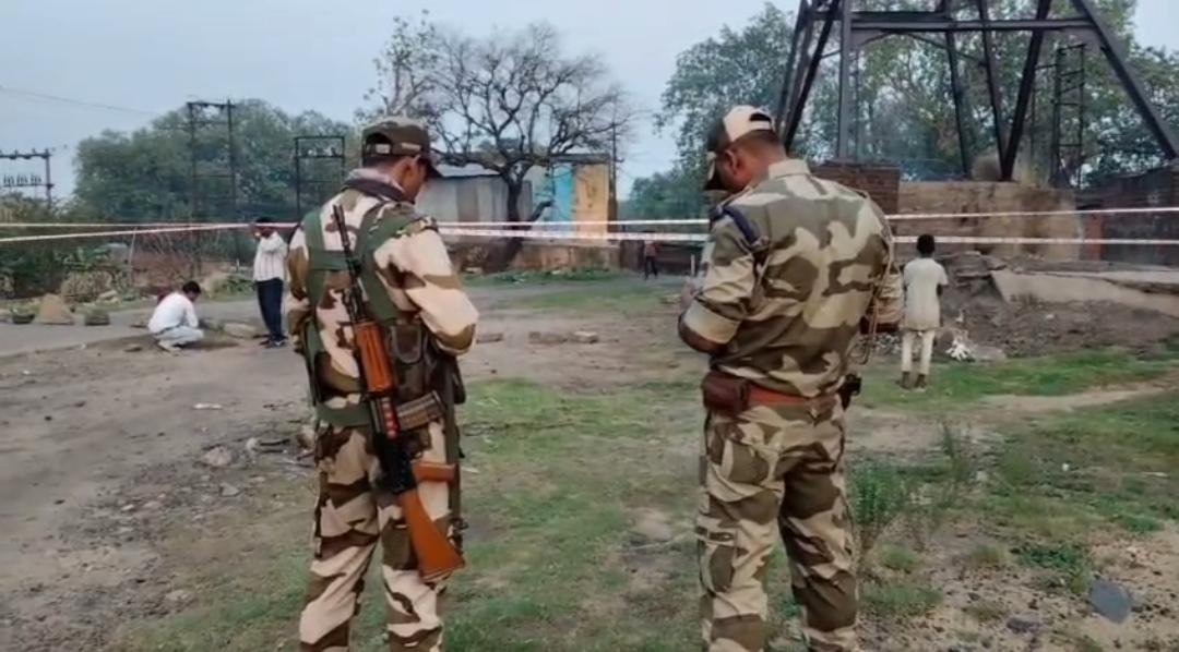 धनबाद के गोधर में भू-धंसान से दहशत, तेज धमाके के साथ धंसी जमीन; तीन घरों में दरार, गैस का हो रहा रिसाव 3 1 7