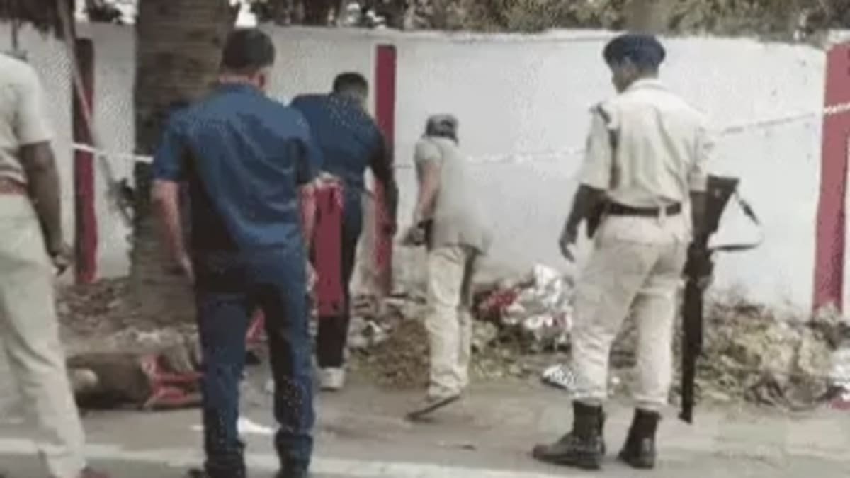 पटना में पूर्व मंत्री के आवास के बाहर मिला नाबालिग लड़की का शव, हाथों में लगी थी मेहंदी, गले पर निशान