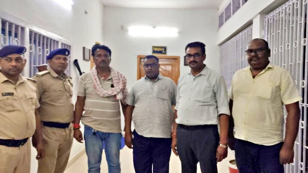 कृषि कार्यालय का बड़ा बाबू रिश्वत लेते गिरफ्तार,दुकान के लाइसेंस के लिए घूस मांगने के आरोप