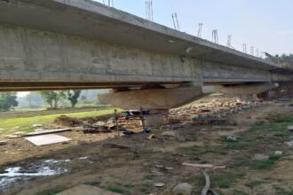 खूंटी के तोरपा में पुल निर्माण साइट पर अपराधियों ने की फायरिंग, मजदूरों की एकजुटता देख बाइक छोड़ भागे बदमाश