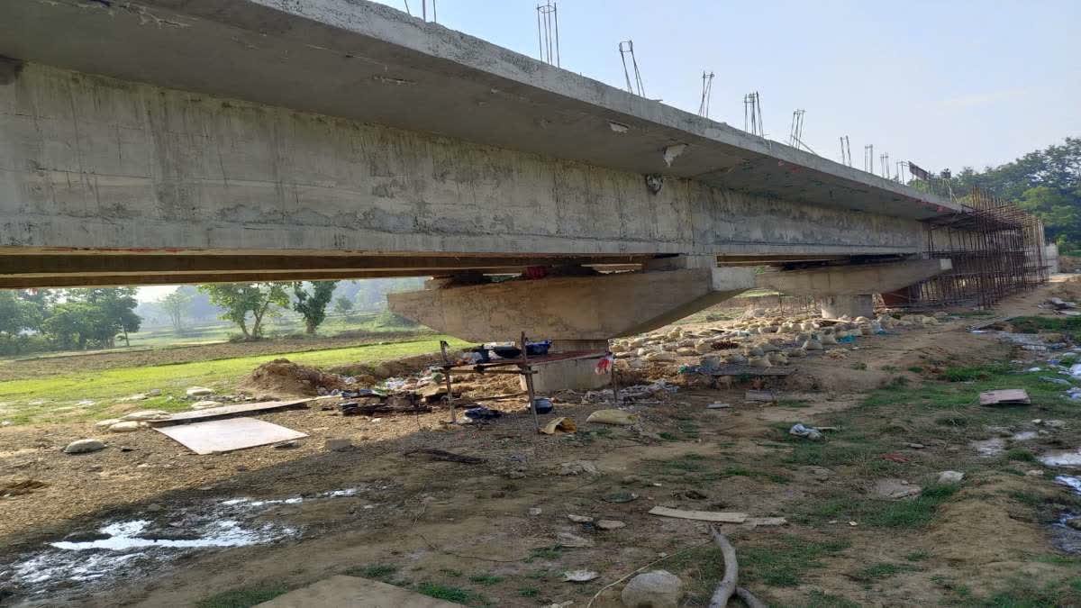 खूंटी के तोरपा में पुल निर्माण साइट पर अपराधियों ने की फायरिंग, मजदूरों की एकजुटता देख बाइक छोड़ भागे बदमाश