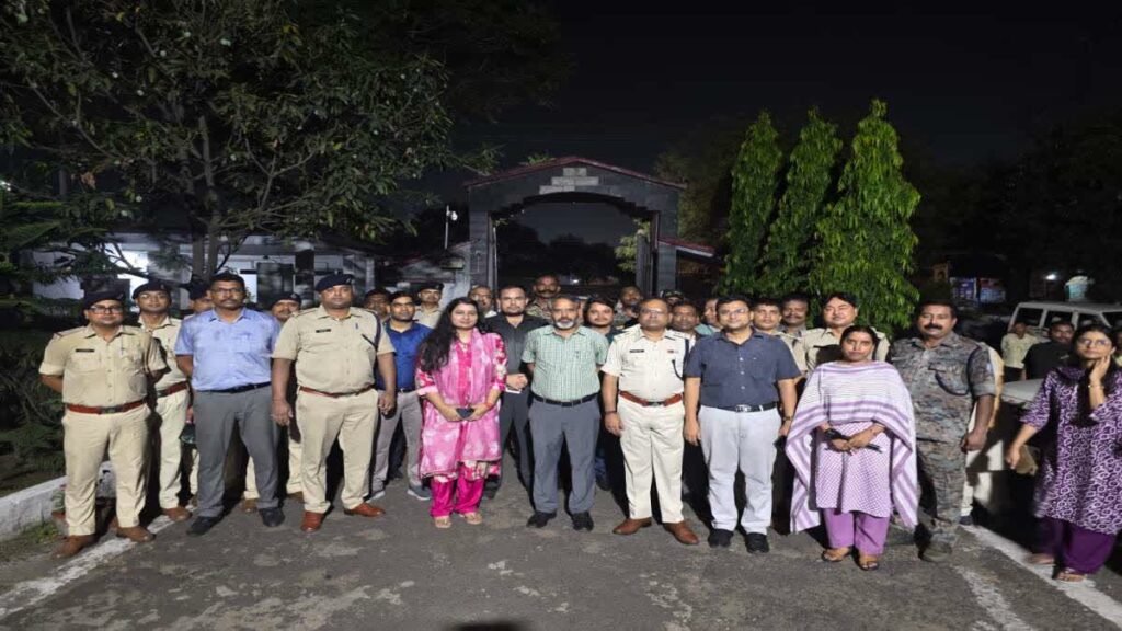 गिरिडीह केंद्रीय कारा में DC-SP ने की छापेमारी, डेढ़ सौ जवान ने एक-एक वार्ड को खंगाला
