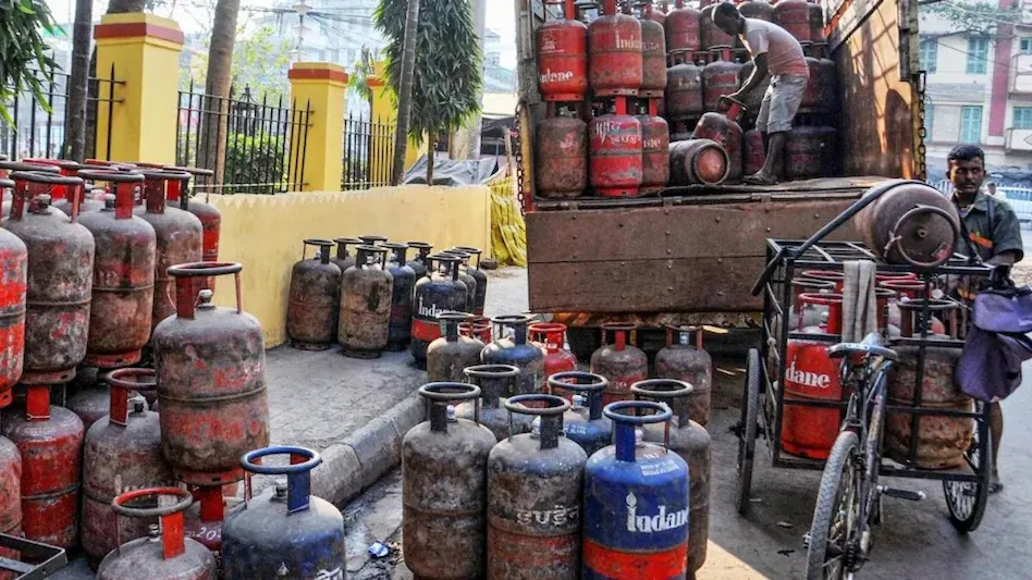 LPG की कीमतों में भारी बढ़ोतरी,कमर्शियल LPG सिलेंडर की कीमतों में ₹ 993 का इजाफा, जानें नए रेट्स