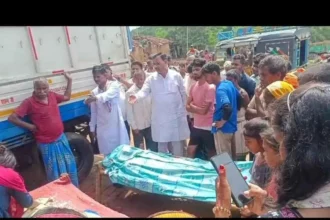 गिरिडीह में तेज रफ्तार पिकअप वैन ने तीन को रौंदा, दो की मौत, एक घायल