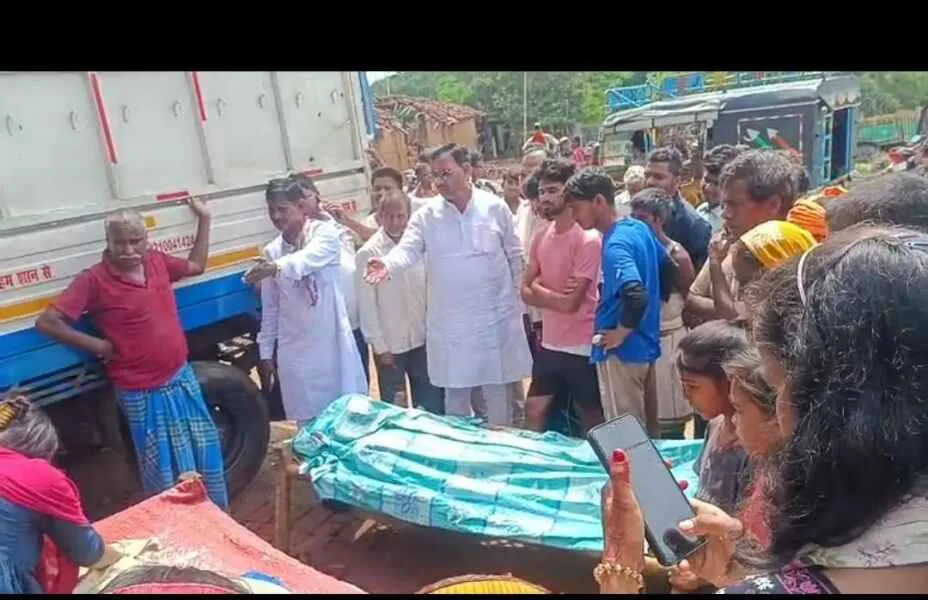 गिरिडीह में तेज रफ्तार पिकअप वैन ने तीन को रौंदा, दो की मौत, एक घायल