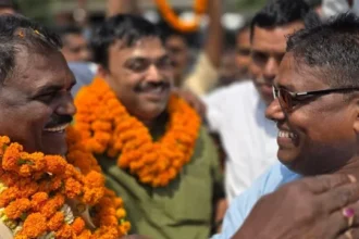 बिहार में मंत्री के काफिले की गाड़ी से मिला हथियार, मच गया हड़कंप, पुलिस ने एक को पकड़ा