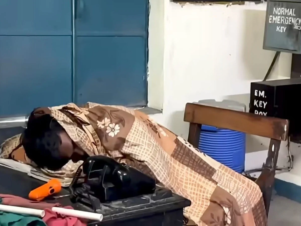पटना में रेलवे गुमटी बंद कर सो गया गेटमैन, जनशताब्दी समेत तीन ट्रेन रूकी रही, सड़क हुआ जाम