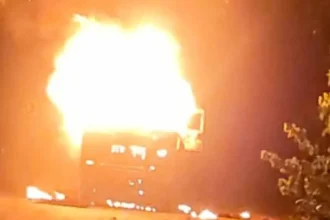 सिमडेगा में कोयला लदे ट्रक में लगी आग, रांची-सिमडेगा रोड़ NH-143 पर हादसा