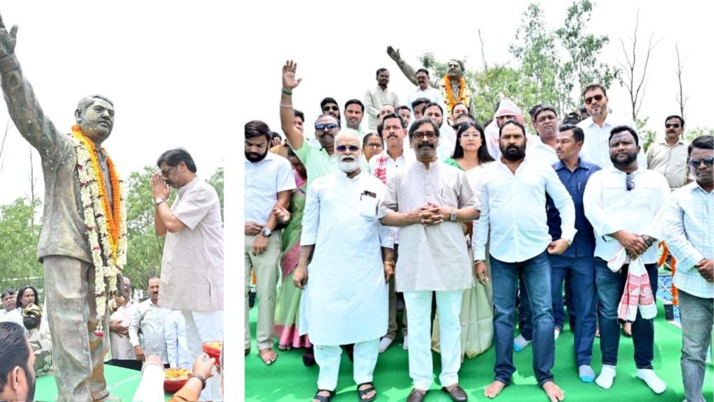 झारखंड आंदोलनकारी दुर्गा सोरेन की पुण्यतिथि, मुख्यमंत्री हेमंत सोरेन ने दिवंगत बड़े भाई की प्रतिमा पर किया माल्यार्पण