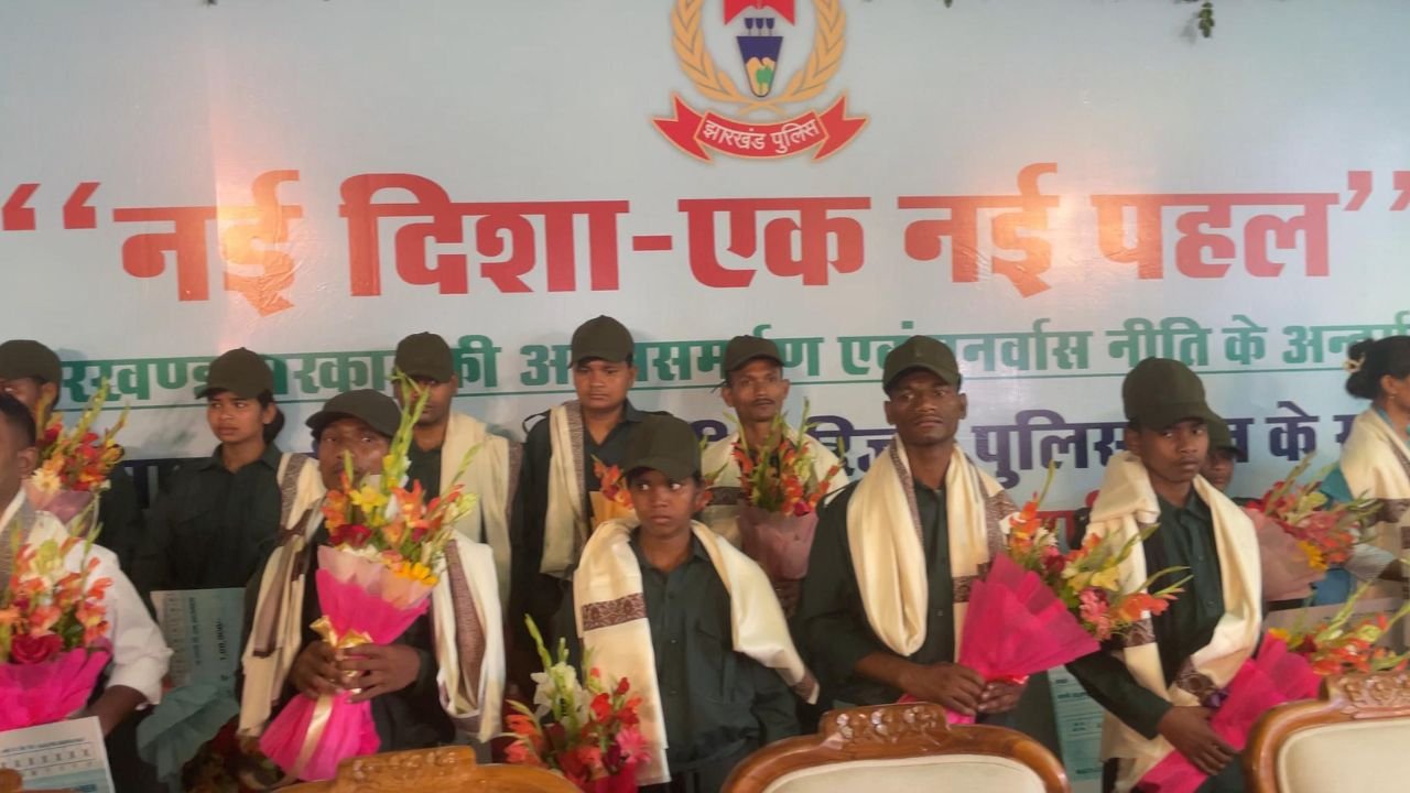झारखंड में एक साथ 27 नक्सलियों ने किया सरेंडर, DGP के सामने डाले हथियार