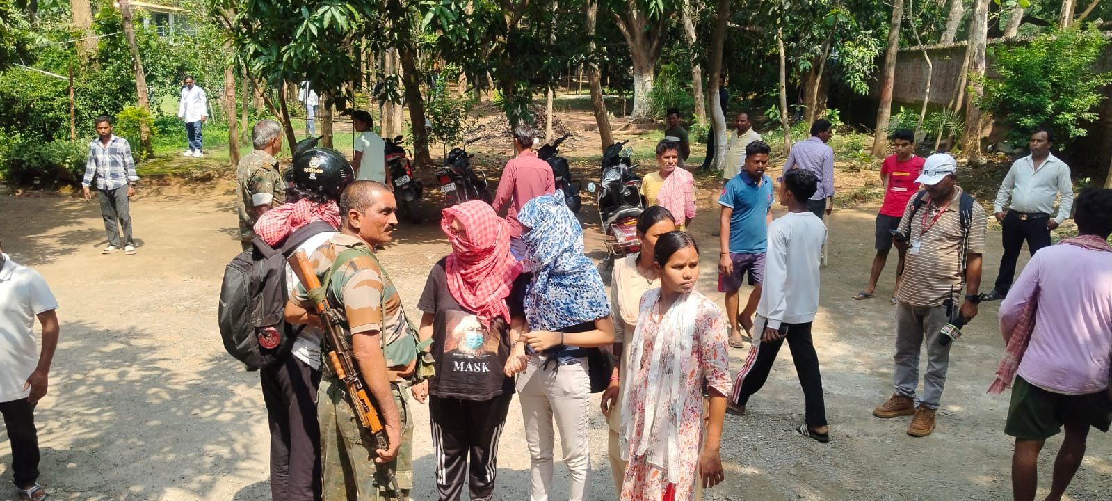 जमशेदपुर के डिमना लेक के रिसॉर्ट में चल रहा था सेक्स रैकेट, लोगों ने तीन जोड़े को पकड़कर पुलिस के हवाले किया 1 WhatsApp Image 2026 05 10 at 2.22.11 PM 1