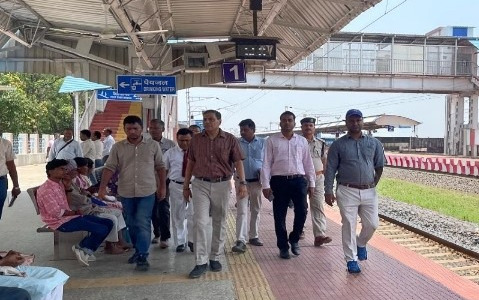 मृत भारत योजना से बदलेगा लोहरदगा स्टेशन का स्वरूप, DRM करुणा निधि सिंह ने अधिकारियों की टीम के साथ स्टेशन का किया निरीक्षण