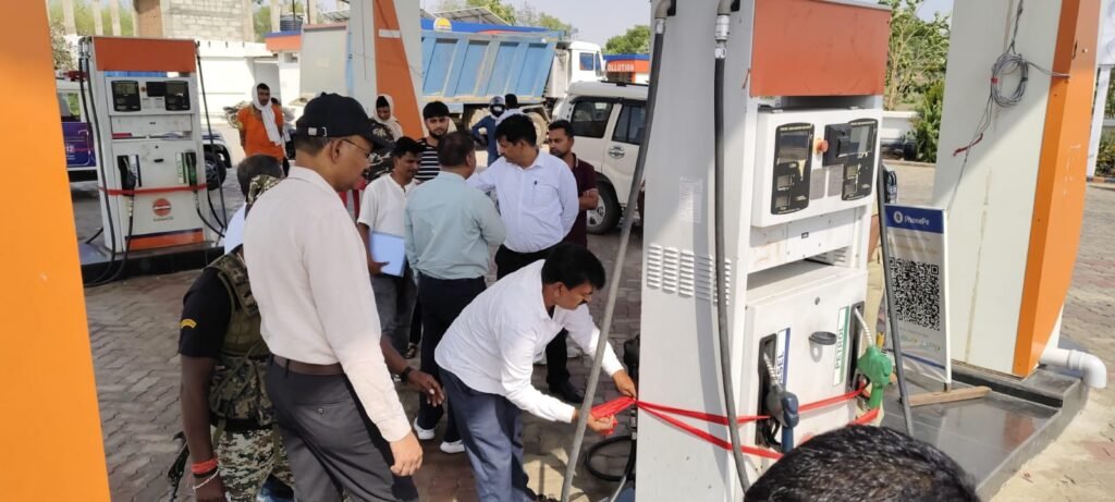 गैलेन में पेट्रोल देने के नाम पर हो रही थी अवैध वसूली, गढ़वा जिला प्रशासन ने पंप को किया सील