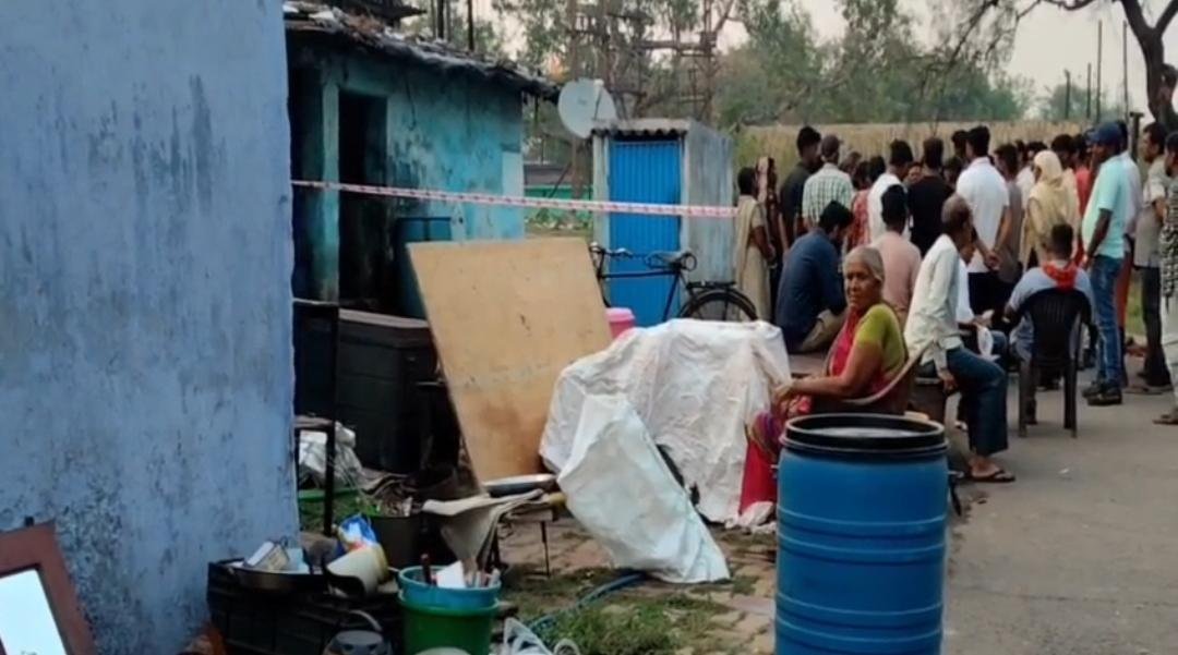 धनबाद के गोधर में भू-धंसान से दहशत, तेज धमाके के साथ धंसी जमीन; तीन घरों में दरार, गैस का हो रहा रिसाव 1 WhatsApp Image 2026 05 18 at 7.42.49