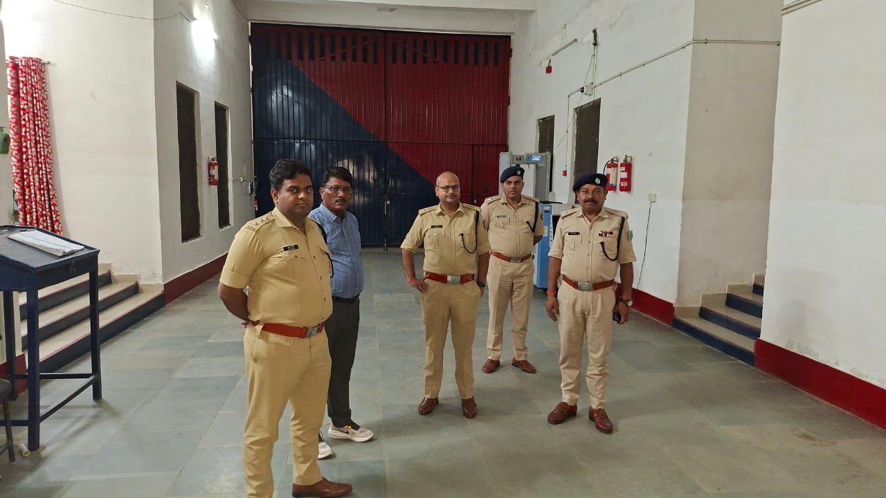 हजारीबाग में बाल सुधार गृह और ओपन जेल का SP ने किया औचक निरीक्षण,सुरक्षा व्यवस्था परखी, पदाधिकारियों -कर्मियों को दिए सख्त निर्देश 1 WhatsApp Image 2026 05 19 at 9.20.36 PM