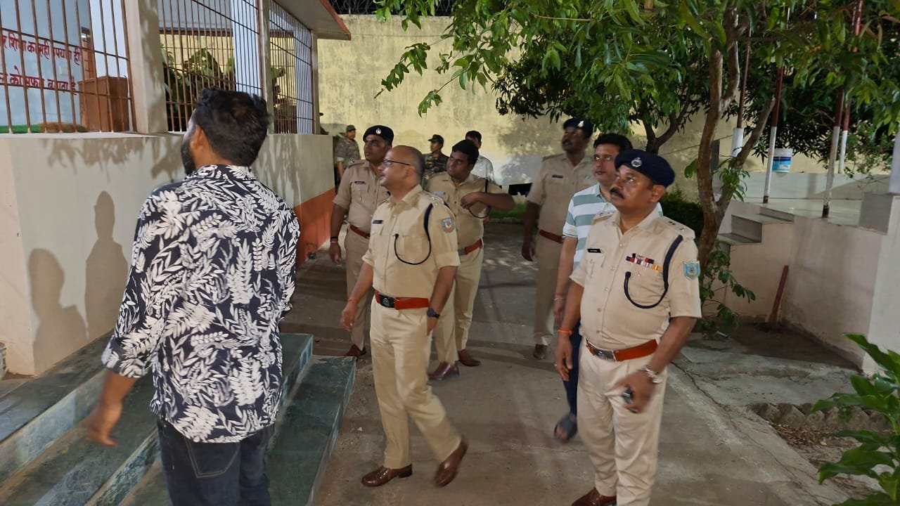 हजारीबाग में बाल सुधार गृह और ओपन जेल का SP ने किया औचक निरीक्षण,सुरक्षा व्यवस्था परखी, पदाधिकारियों -कर्मियों को दिए सख्त निर्देश 2 WhatsApp Image 2026 05 19 at 9.20.37 PM