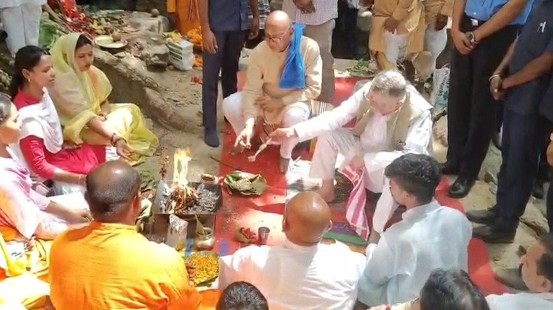लोहरदगा में गंगा दशहरा महोत्सव, दामोदर नदी के उद्गम स्थल पर राज्यपाल संतोष गंगवार ने की पूजा अर्चना 6 WhatsApp Image 2026 05 25 at 5.52.03 PM