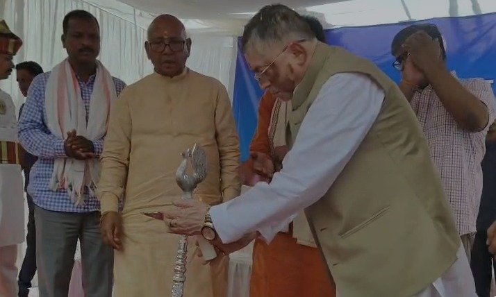 लोहरदगा में गंगा दशहरा महोत्सव, दामोदर नदी के उद्गम स्थल पर राज्यपाल संतोष गंगवार ने की पूजा अर्चना 5 WhatsApp Image 2026 05 25 at 5.52.24 PM