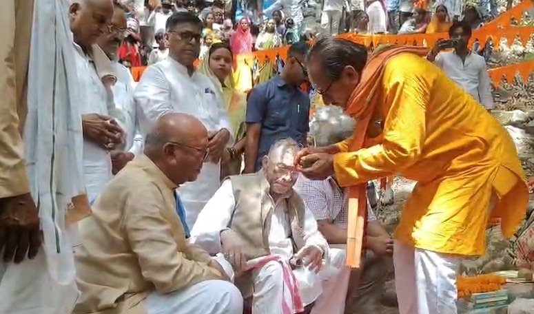 लोहरदगा में गंगा दशहरा महोत्सव, दामोदर नदी के उद्गम स्थल पर राज्यपाल संतोष गंगवार ने की पूजा अर्चना 3 WhatsApp Image 2026 05 25 at 5.53.04 PM