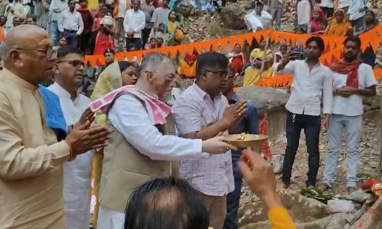 लोहरदगा में गंगा दशहरा महोत्सव, दामोदर नदी के उद्गम स्थल पर राज्यपाल संतोष गंगवार ने की पूजा अर्चना 2 WhatsApp Image 2026 05 25 at 5.54.27 PM