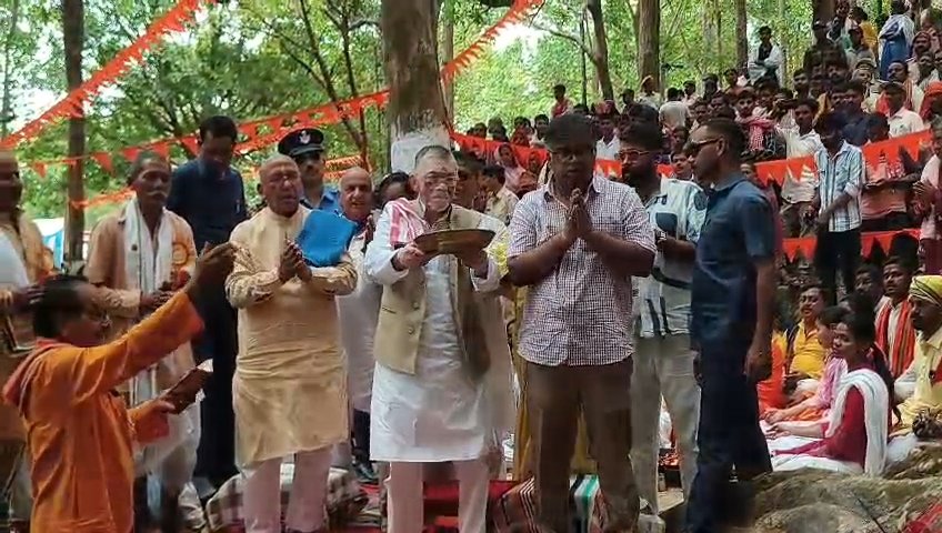 लोहरदगा में गंगा दशहरा महोत्सव, दामोदर नदी के उद्गम स्थल पर राज्यपाल संतोष गंगवार ने की पूजा अर्चना 1 WhatsApp Image 2026 05 25 at 5.59.59 PM