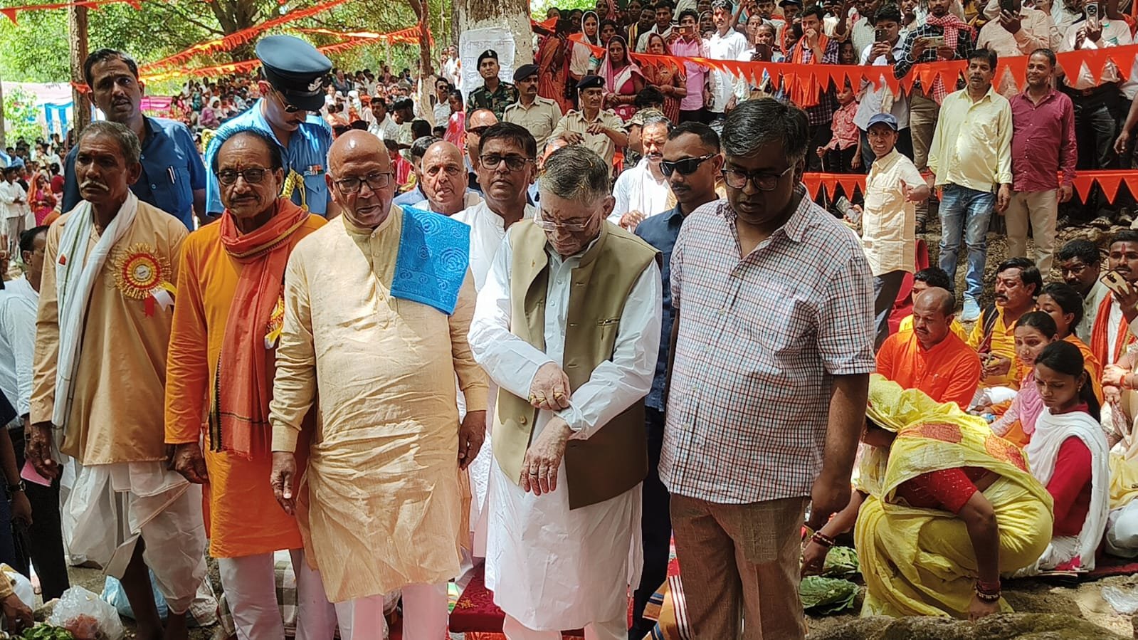 लोहरदगा में गंगा दशहरा महोत्सव, दामोदर नदी के उद्गम स्थल पर राज्यपाल संतोष गंगवार ने की पूजा अर्चना 7 WhatsApp Image 2026 05 25 at 6.07.15 PM
