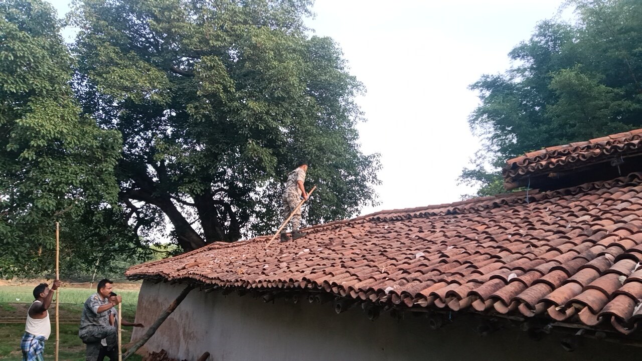 लोहरदगा के भंडरा में सनकी बेटे ने कुल्हारी से किया हमला, पिता-पत्नी की मौत, बेटी गंभीर रूप से घायल 1 WhatsApp Image 2026 05 25 at 7.41.20 AM