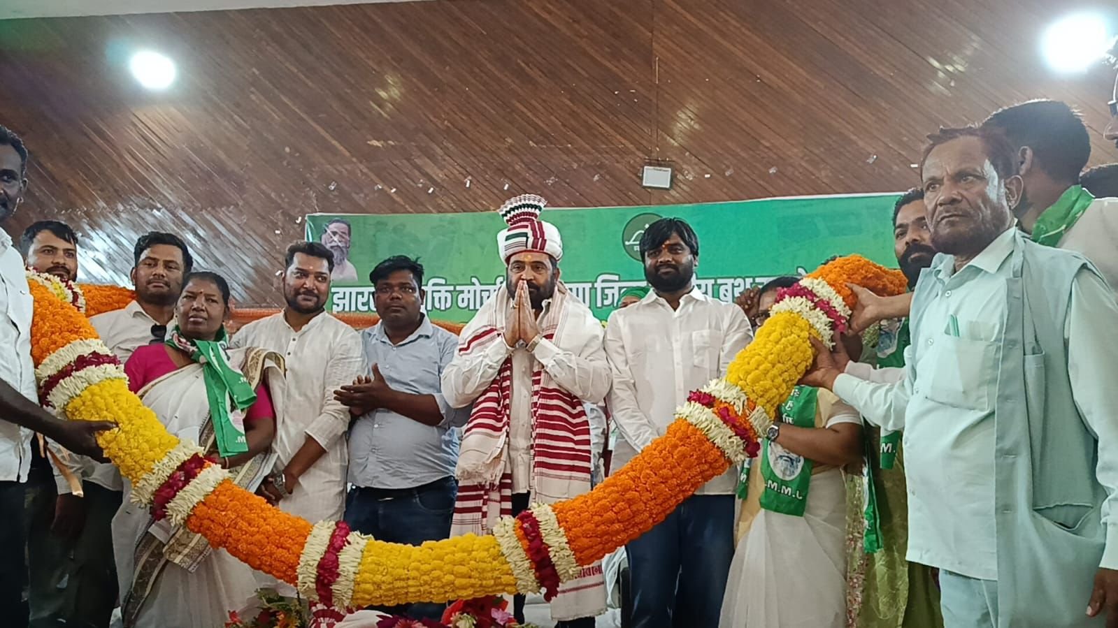 लोहरदगा में JMM के जिला स्तरीय बूथ सम्मेलन में संगठन विस्तार और गठबंधन रणनीति पर मंथन,विनोद पांडे बोले- बूथ कार्यकर्ता ही संगठन की असली ताकत 2 WhatsApp Image 2026 05 25 at 9.20.00 PM