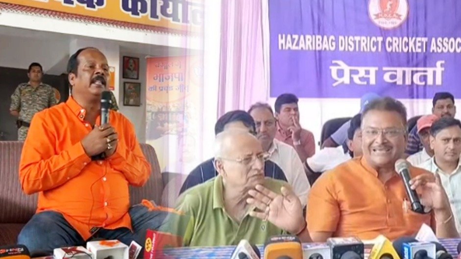 BJP सांसद और विधायक में क्रिकेट को लेकर ठनी, प्रदीप प्रसाद ने गीता हाथ में लेकर कहा-हजारीबाग की भलाई के लिए बनूंगा उदंड