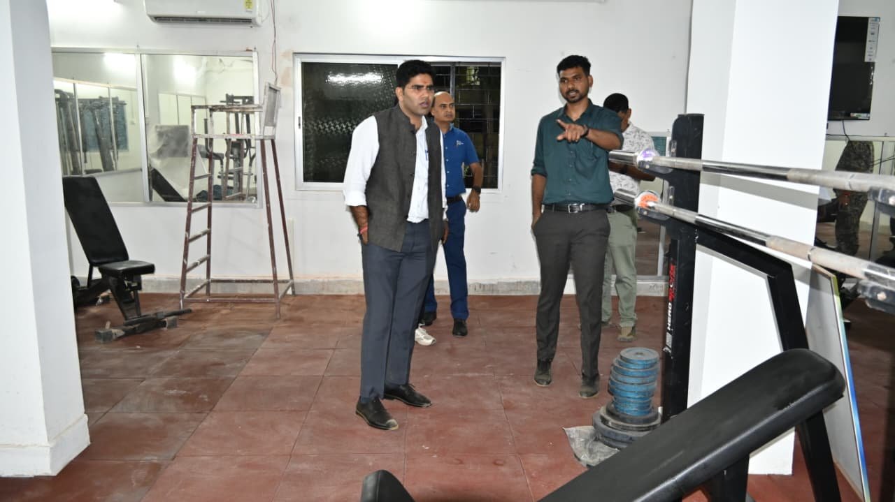 लोहरदगा में पेयजल परियोजना पर DC संदीप कुमार मीना की पैनी नजर: औचक निरीक्षण कर निर्माण कार्य में तेजी के दिए निर्देश 1 1
