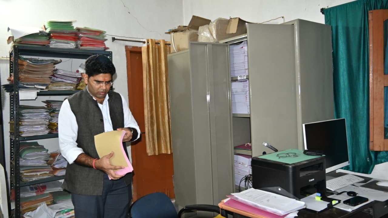 लोहरदगा में पेयजल परियोजना पर DC संदीप कुमार मीना की पैनी नजर: औचक निरीक्षण कर निर्माण कार्य में तेजी के दिए निर्देश 9 10