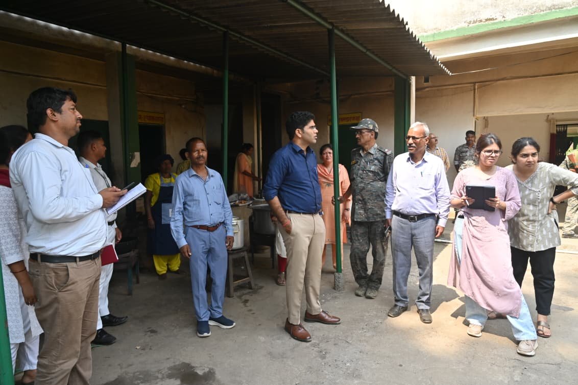 लोहरदगा के कुडू में कृषक पाठशाला, अस्पताल, कस्तूरबा विद्यालय और आंगनबाड़ी केंद्र का उपायुक्त ने किया निरीक्षण, कहा- सुविधाओं में लापरवाही बर्दाश्त नहीं, हर व्यवस्था को बनाएं मॉडल 10 11 2