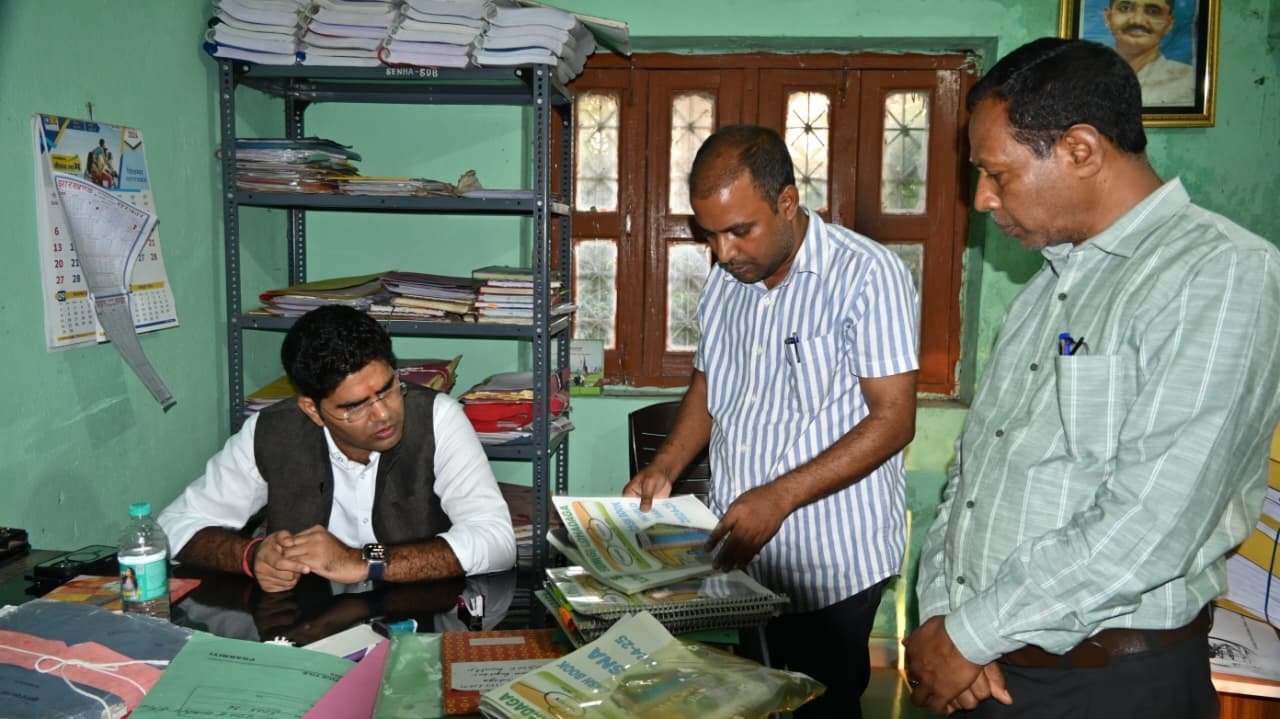 लोहरदगा में पेयजल परियोजना पर DC संदीप कुमार मीना की पैनी नजर: औचक निरीक्षण कर निर्माण कार्य में तेजी के दिए निर्देश 7 11