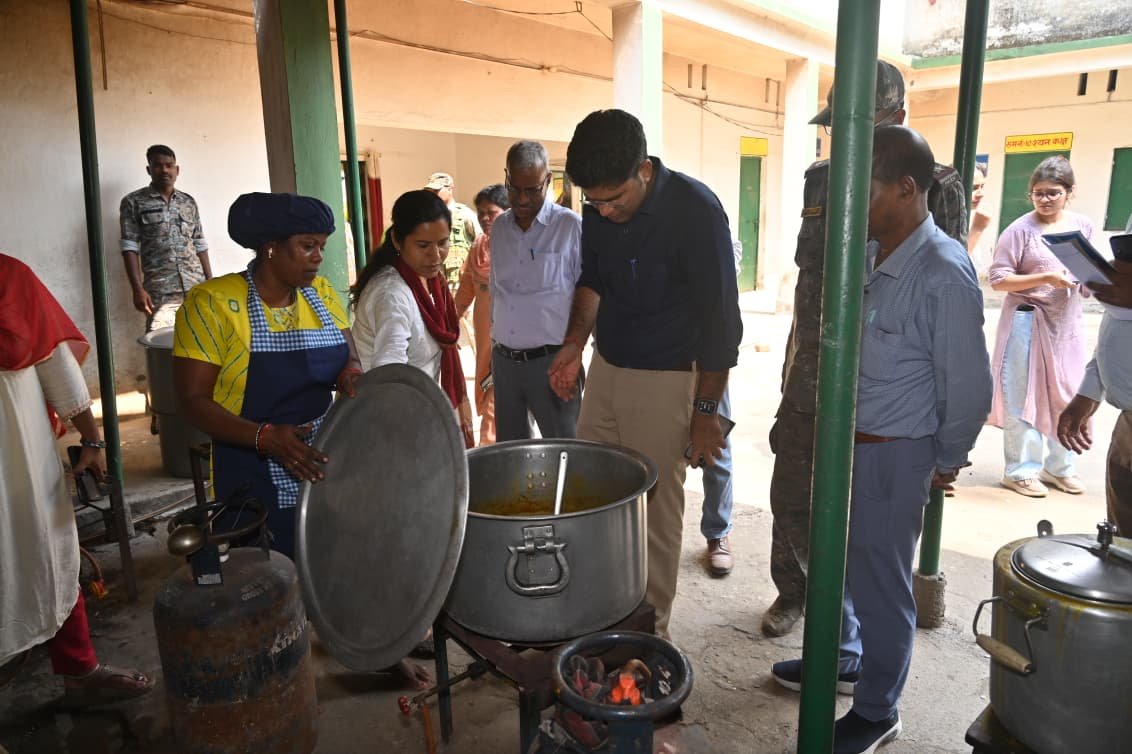 लोहरदगा के कुडू में कृषक पाठशाला, अस्पताल, कस्तूरबा विद्यालय और आंगनबाड़ी केंद्र का उपायुक्त ने किया निरीक्षण, कहा- सुविधाओं में लापरवाही बर्दाश्त नहीं, हर व्यवस्था को बनाएं मॉडल 12 12 2