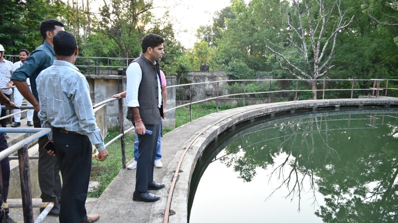 लोहरदगा में पेयजल परियोजना पर DC संदीप कुमार मीना की पैनी नजर: औचक निरीक्षण कर निर्माण कार्य में तेजी के दिए निर्देश 8 12
