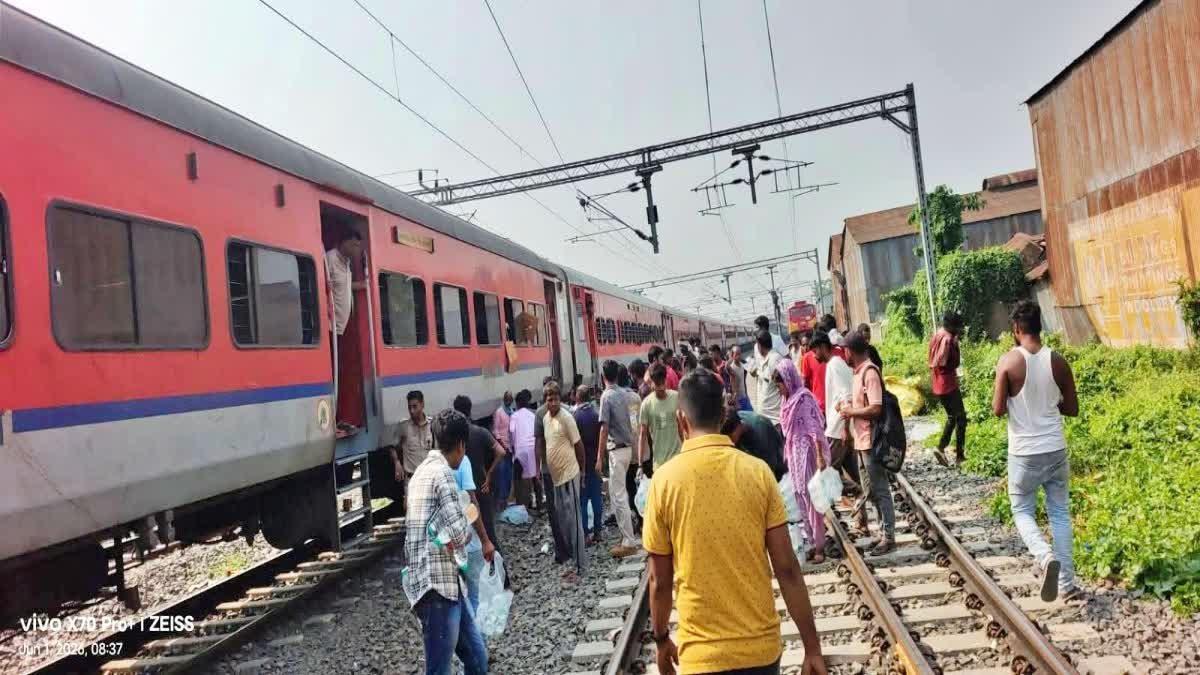 सीमांचल एक्सप्रेस में यात्री दंपति से मारपीट,हिरासत में 6 पैंट्री कर्मी