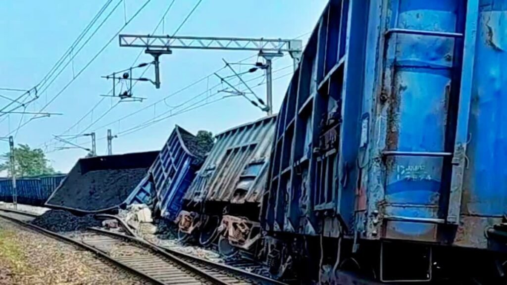 पलामू में बड़ा रेल हादसा, राजहरा रेलवे स्टेशन पर मालगाड़ी के डब्बे पटरी से उतरे