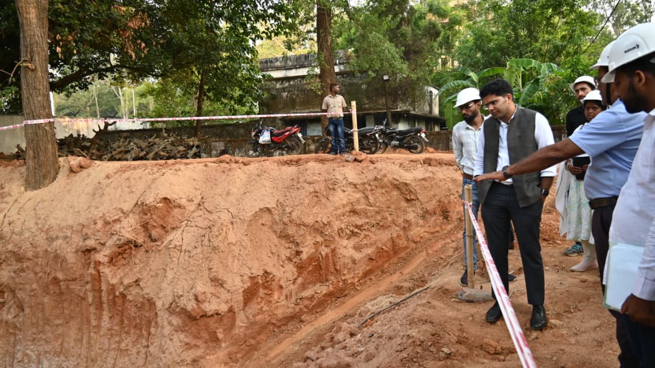 लोहरदगा में पेयजल परियोजना पर DC संदीप कुमार मीना की पैनी नजर: औचक निरीक्षण कर निर्माण कार्य में तेजी के दिए निर्देश 3 14