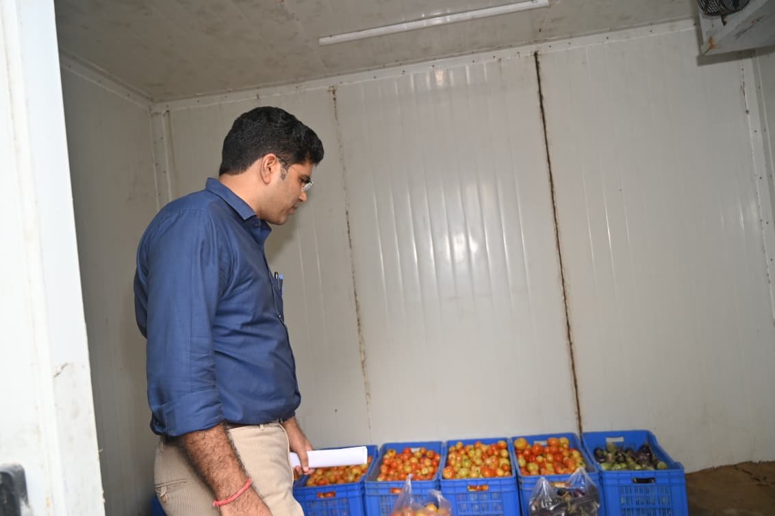 लोहरदगा के कुडू में कृषक पाठशाला, अस्पताल, कस्तूरबा विद्यालय और आंगनबाड़ी केंद्र का उपायुक्त ने किया निरीक्षण, कहा- सुविधाओं में लापरवाही बर्दाश्त नहीं, हर व्यवस्था को बनाएं मॉडल 15 17