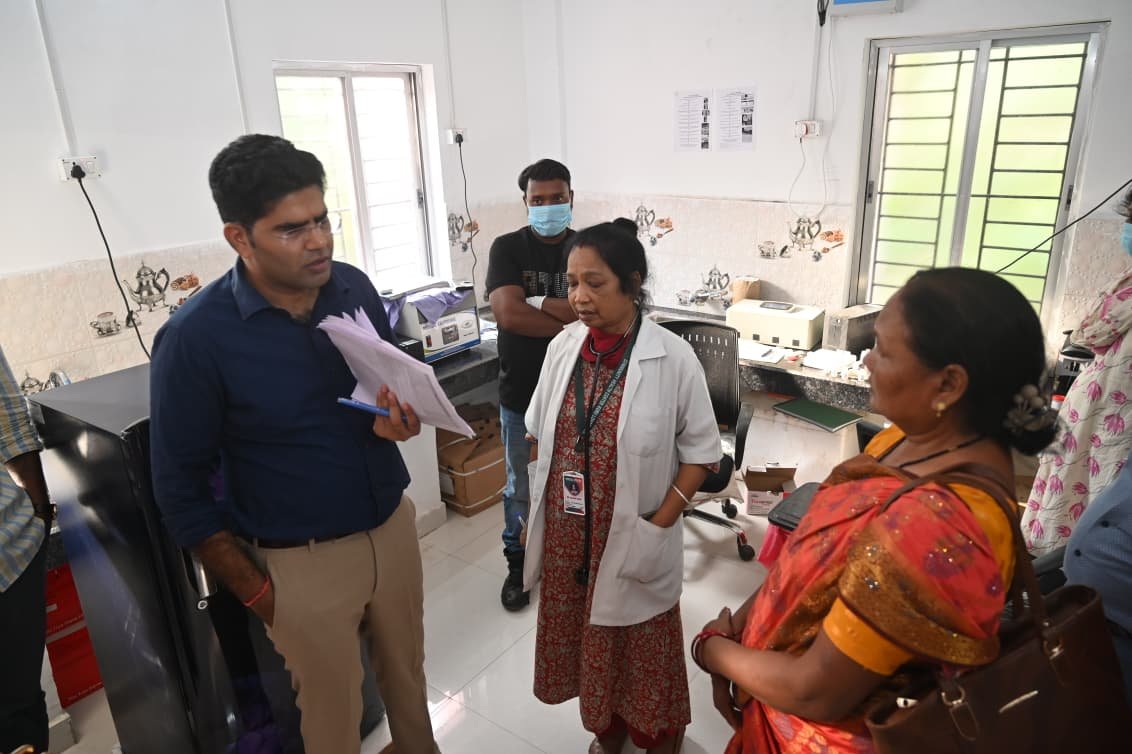 लोहरदगा के कुडू में कृषक पाठशाला, अस्पताल, कस्तूरबा विद्यालय और आंगनबाड़ी केंद्र का उपायुक्त ने किया निरीक्षण, कहा- सुविधाओं में लापरवाही बर्दाश्त नहीं, हर व्यवस्था को बनाएं मॉडल 16 18