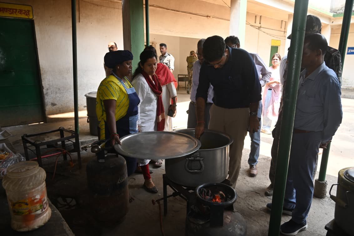 लोहरदगा के कुडू में कृषक पाठशाला, अस्पताल, कस्तूरबा विद्यालय और आंगनबाड़ी केंद्र का उपायुक्त ने किया निरीक्षण, कहा- सुविधाओं में लापरवाही बर्दाश्त नहीं, हर व्यवस्था को बनाएं मॉडल 17 19